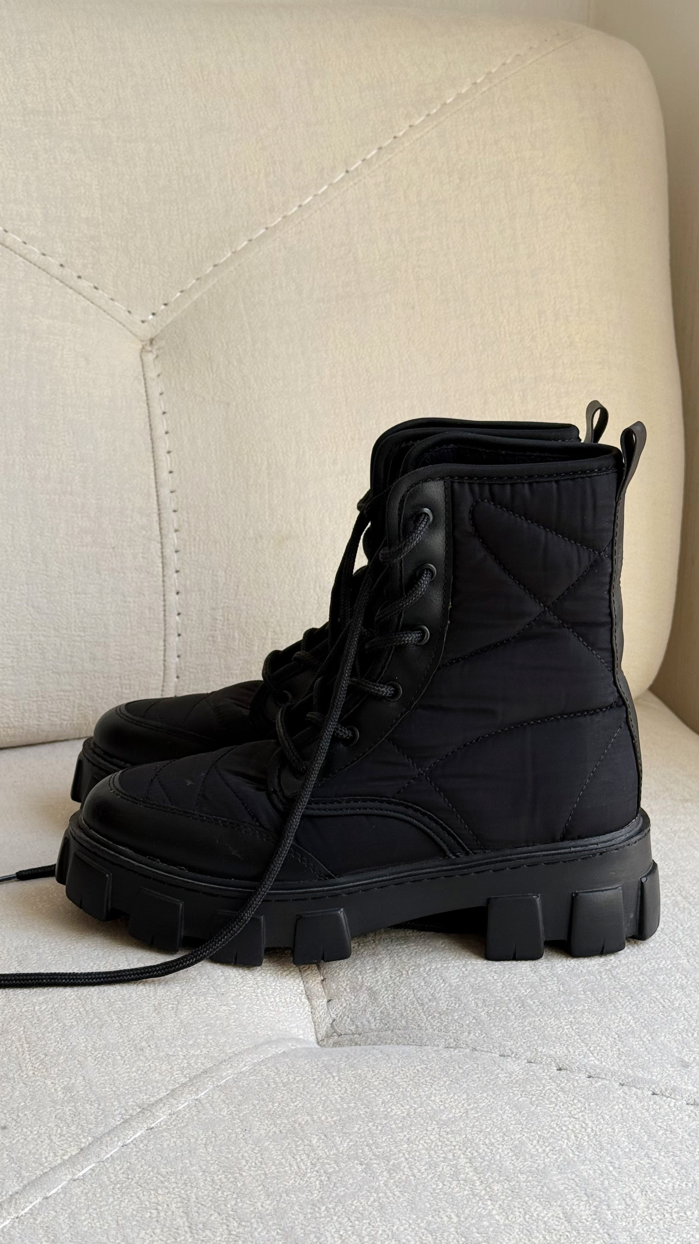 بوت مشکی کاپشنی